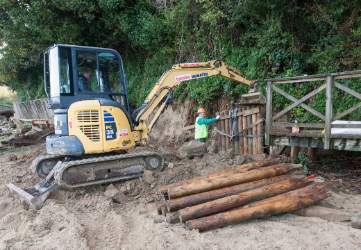 A Demarcación de Costas comeza a reparar a pasarela da praia de San Valentín